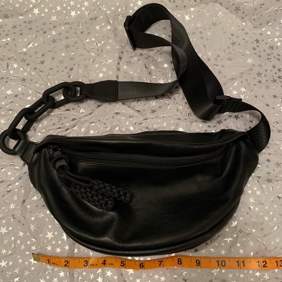 Sling bag w/ chain detail - Picture 3 of 10